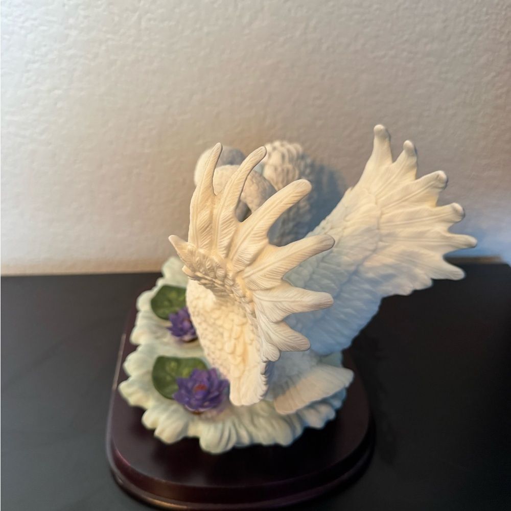 Westminster Collection White Handpainted Porcelain Swans Figurine and Stand - Picture 4 of 9
